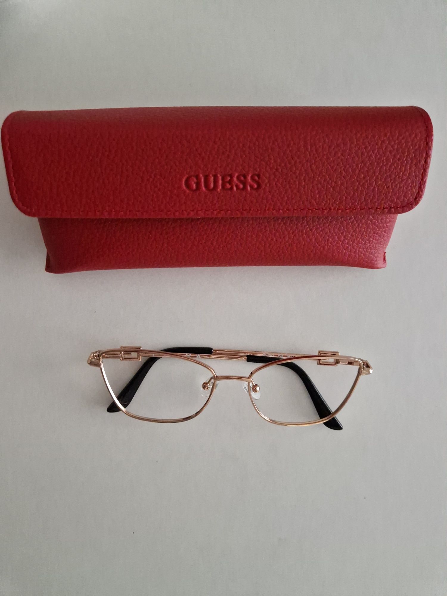 Armação de óculos Guess e caixa