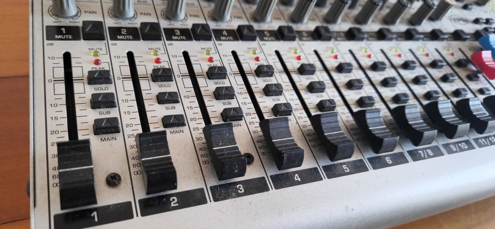 Behringer Eurorack UB1832FX Pro