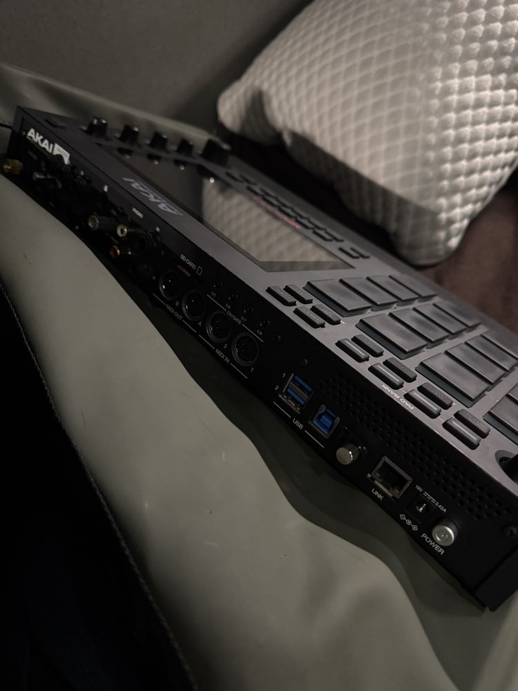 AKAI MPC Live 2 + Sluchawki Beyerdynamic DT990 PRO + Expansions Packi
