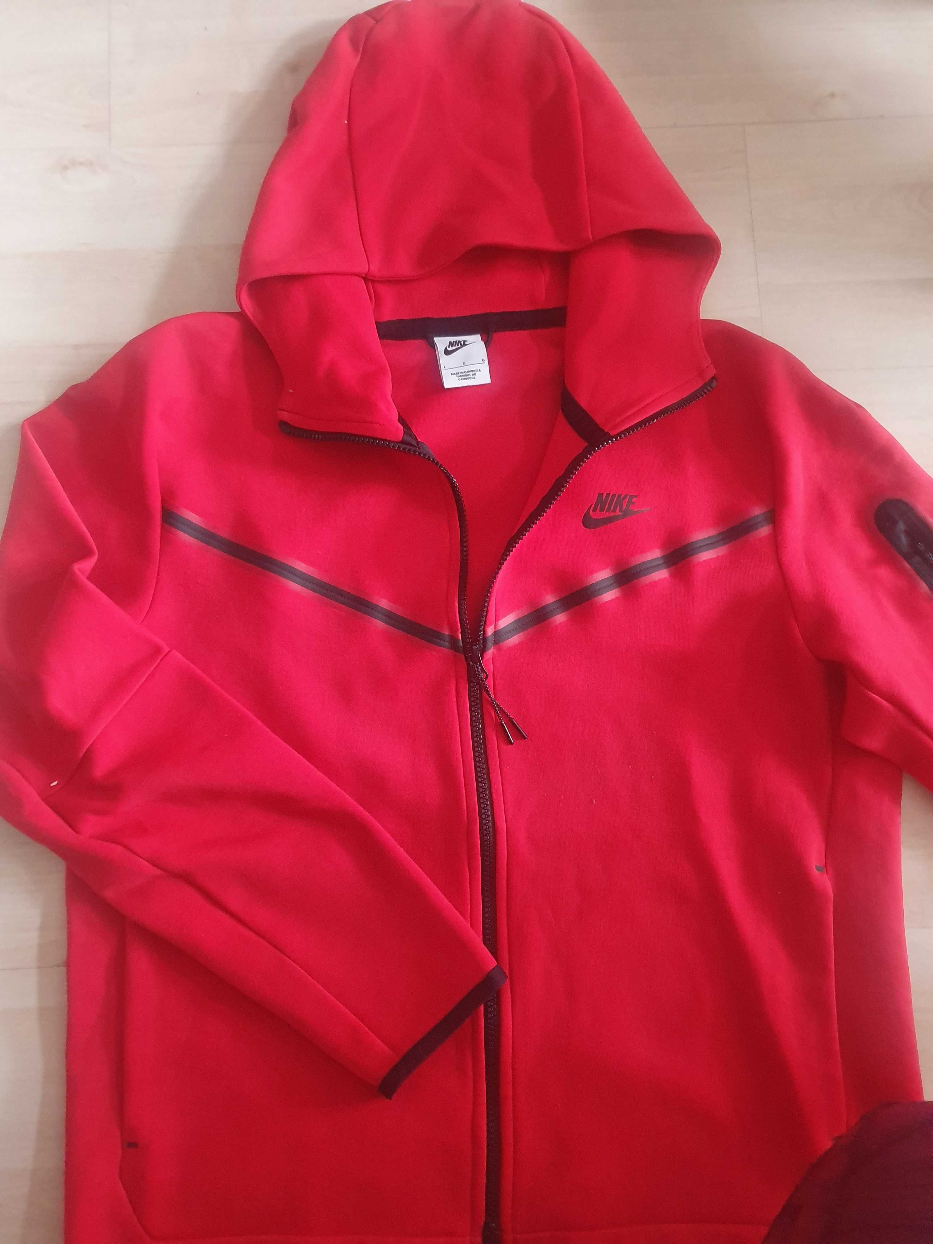 Czerwona bluza Nike