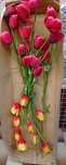 Tulipas e rosas artificiais