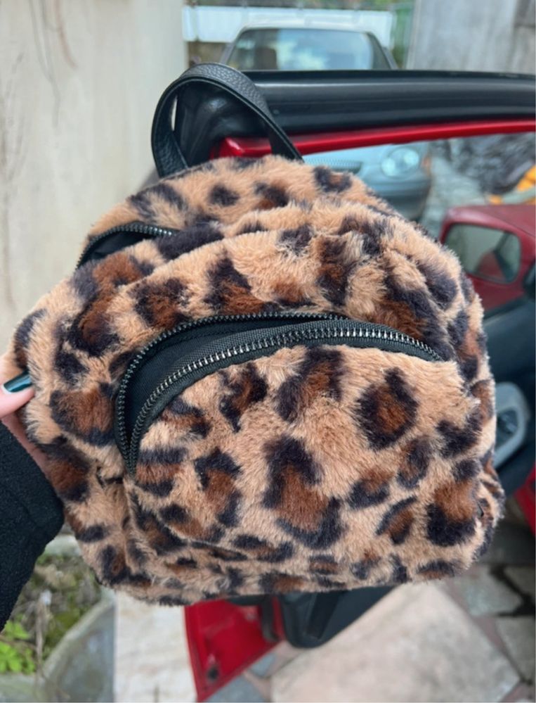 Mochila leopardo com pelo