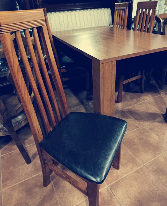 Mesa retangular com cadeiras