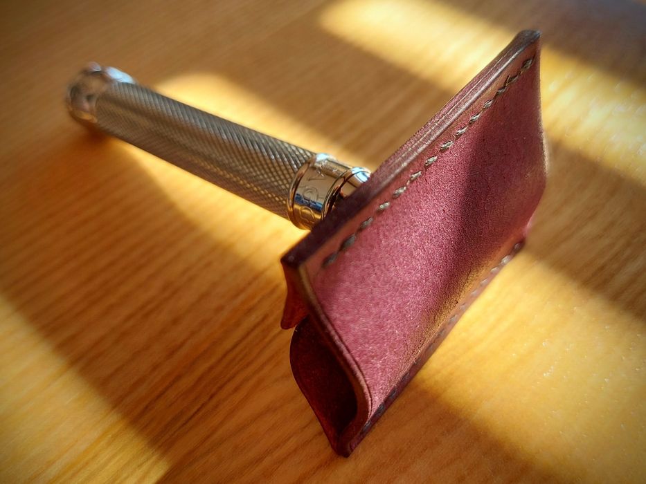 Etui na maszynkę do golenia, fioletowa skóra
