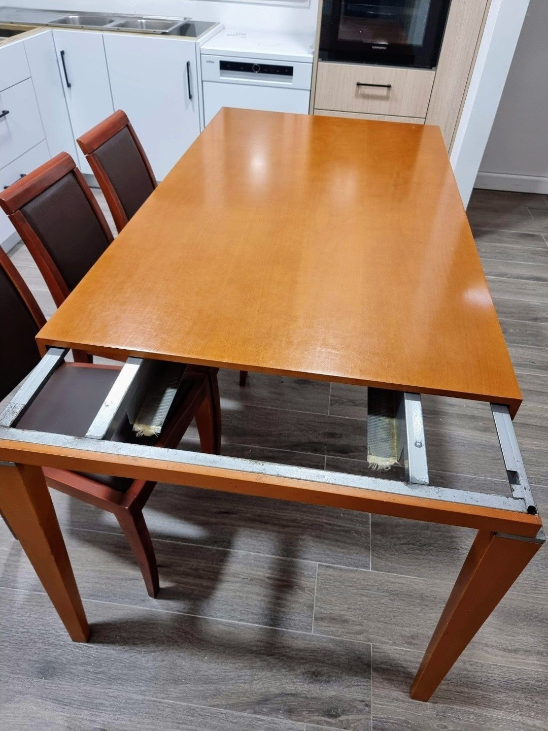 Conjunto de mesa e cadeiras