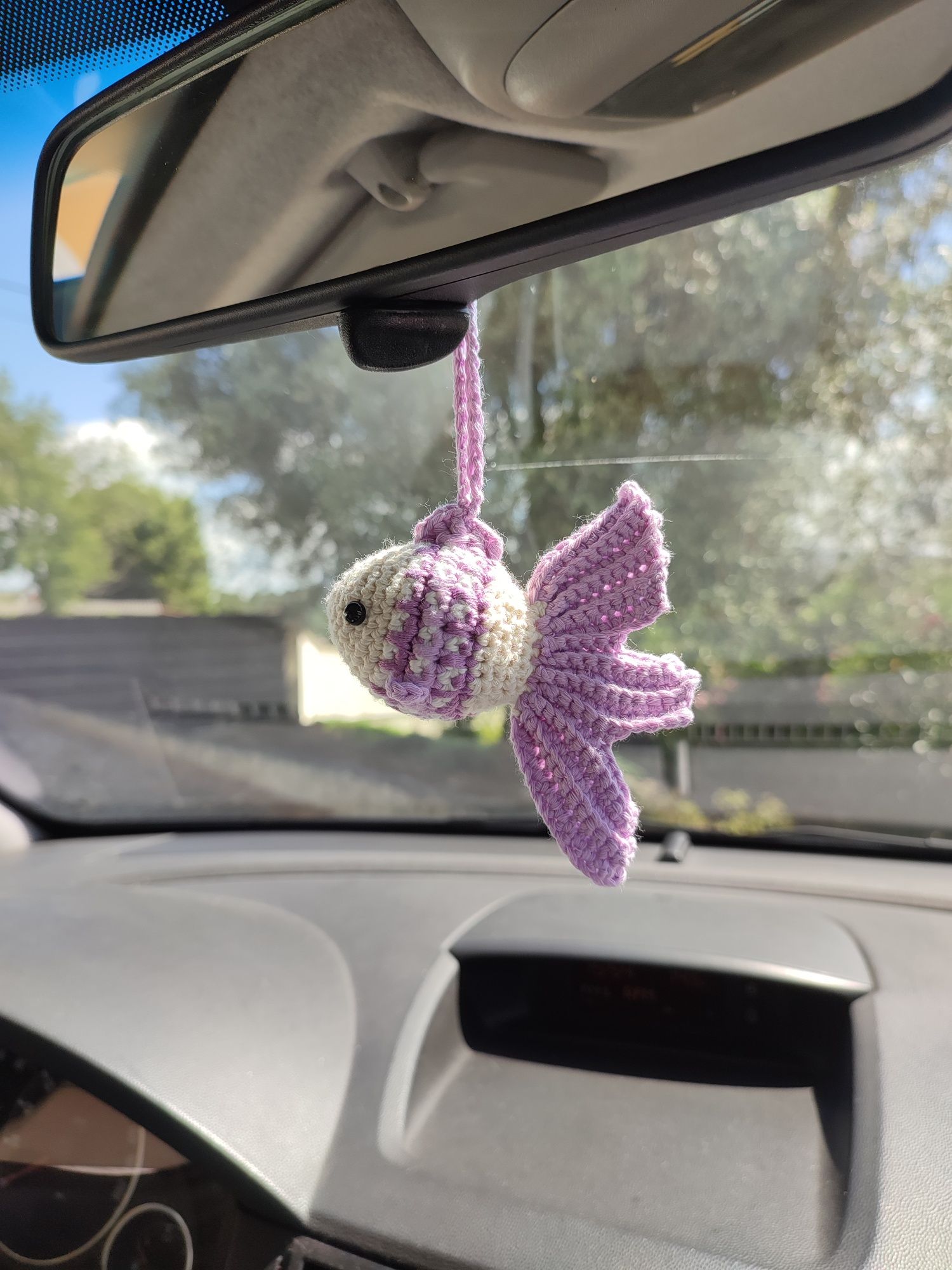 Pendente de crochet com peixe lilás para pendurar