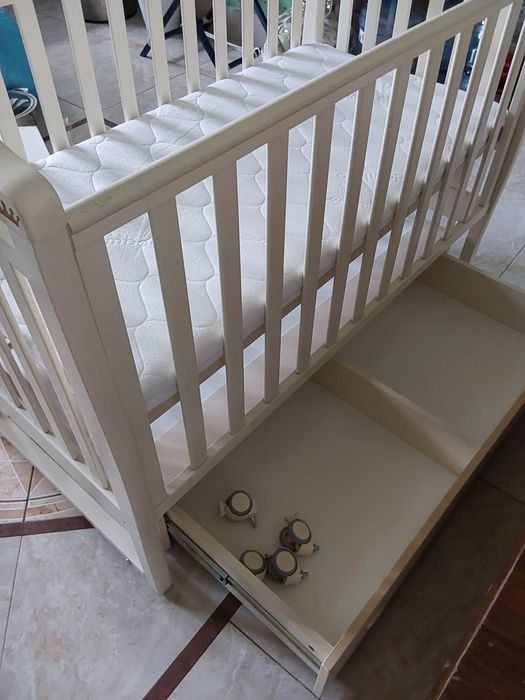 Детская кроватка, коляска Easywalker, 2 автокресла, 5 комбинизонов.