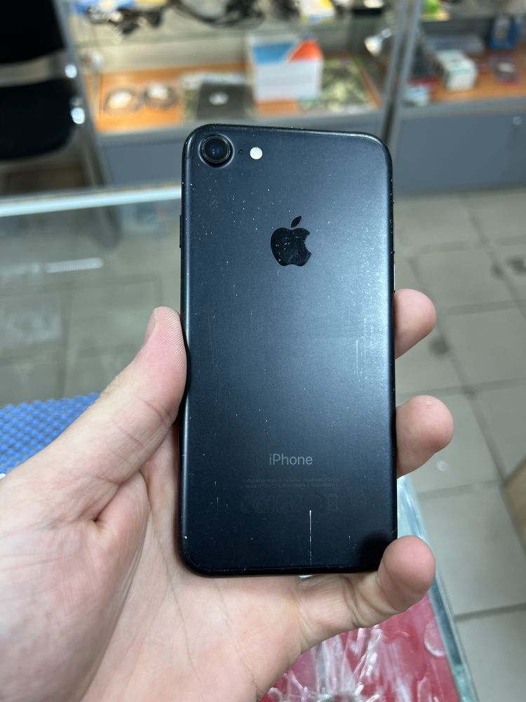 iPhone 7 • 32 ГБ • Black
