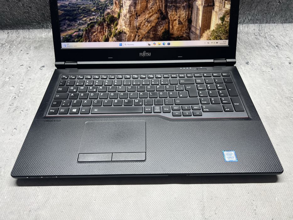 Fujitsu LifeBook / i5 8265u 3.9 GHz / 256SSD / 8GB DDR4 / 15.6FHD /W11
