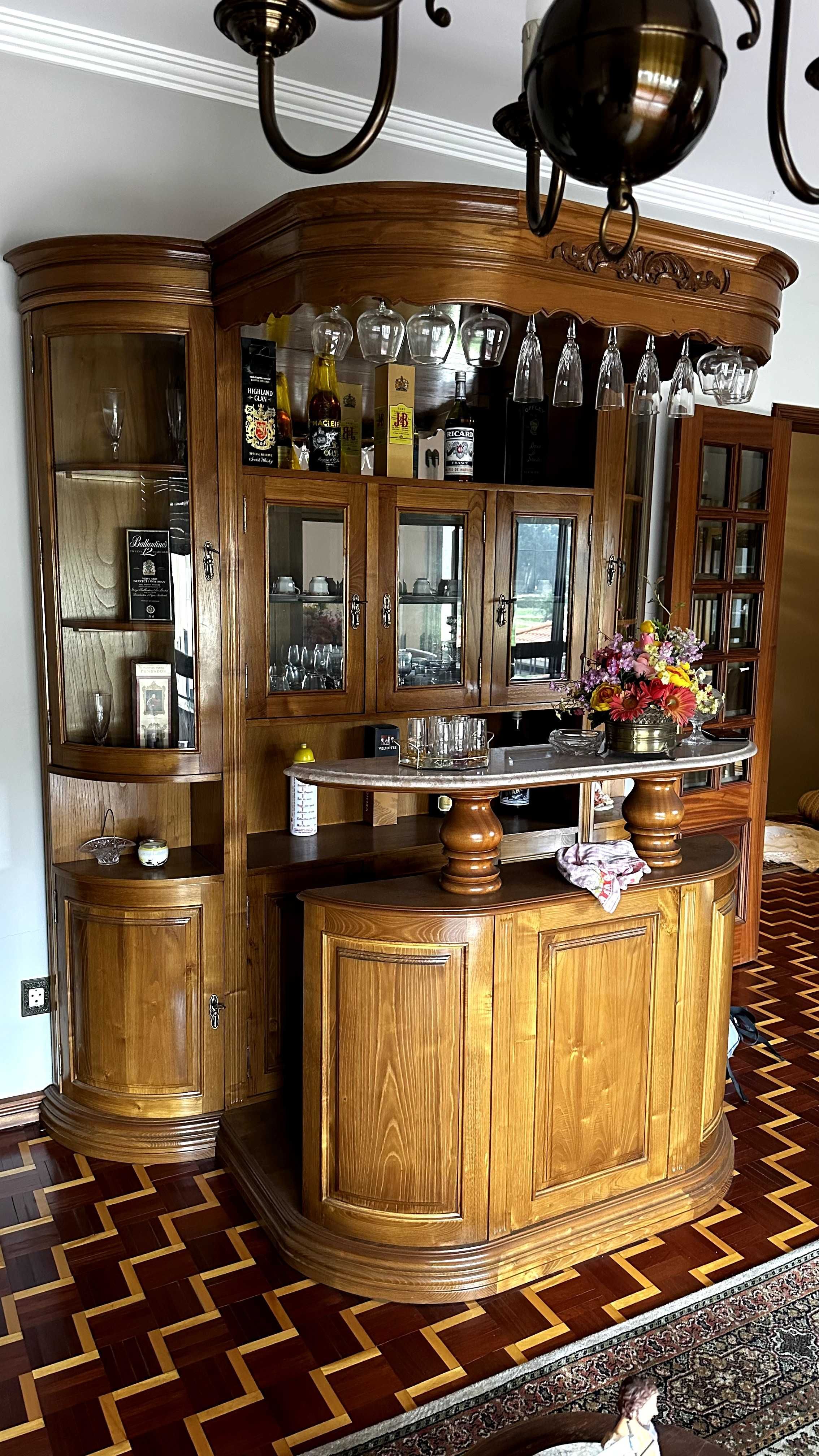 Bar madeira maciça