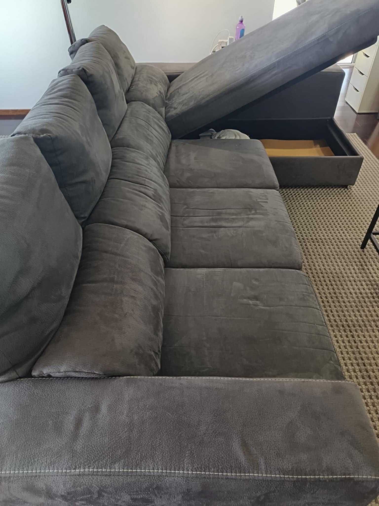 Sofá de 4 lugares com "chaise long"