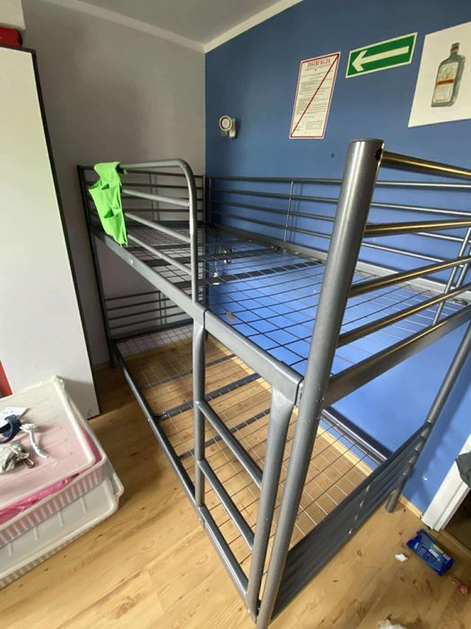 Łóżko piętrowe metalowe z IKEA „SVÄRTA”