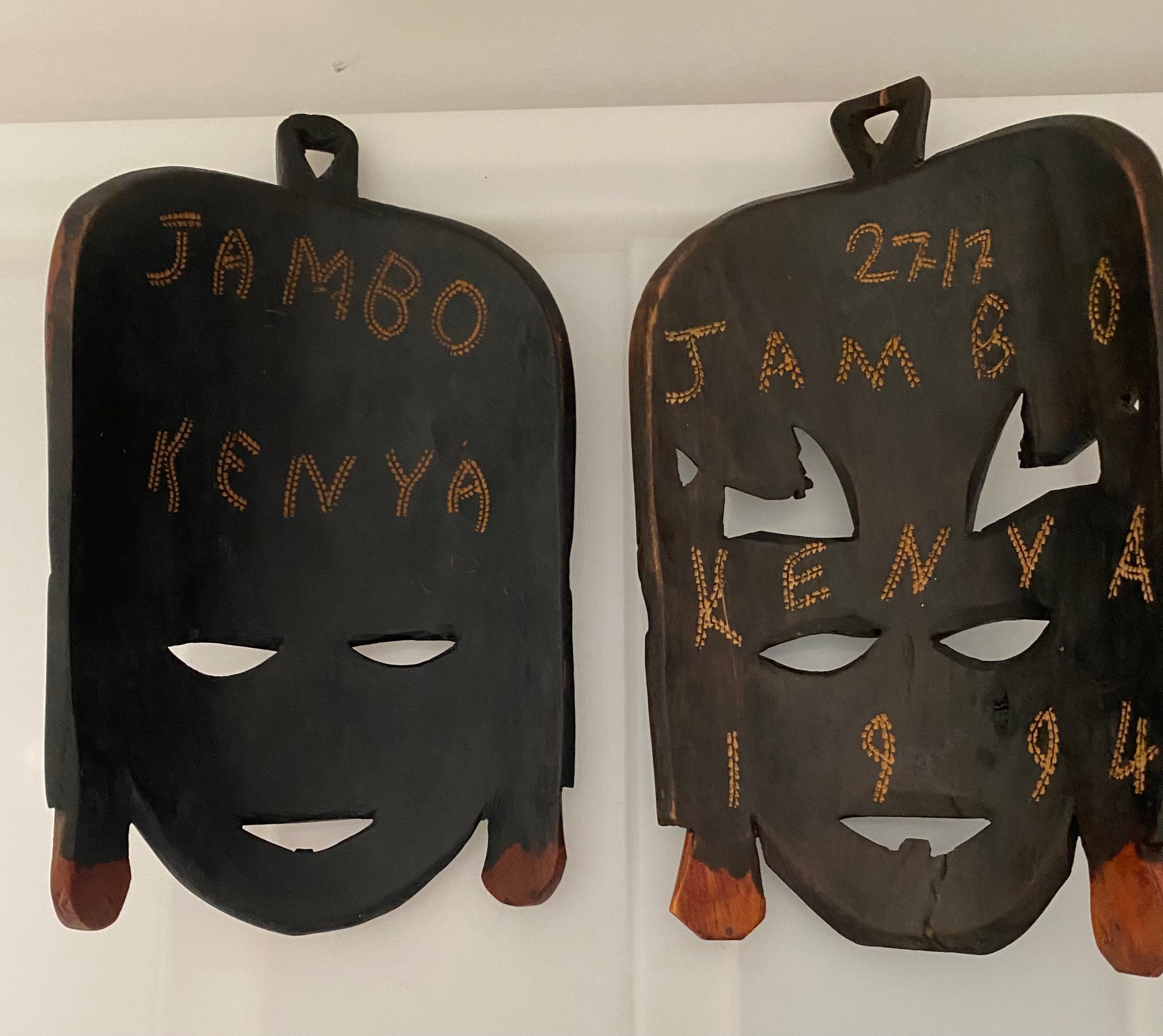 Par de máscaras africanas em madeira