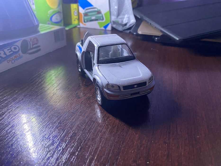 Игрушечная машинка