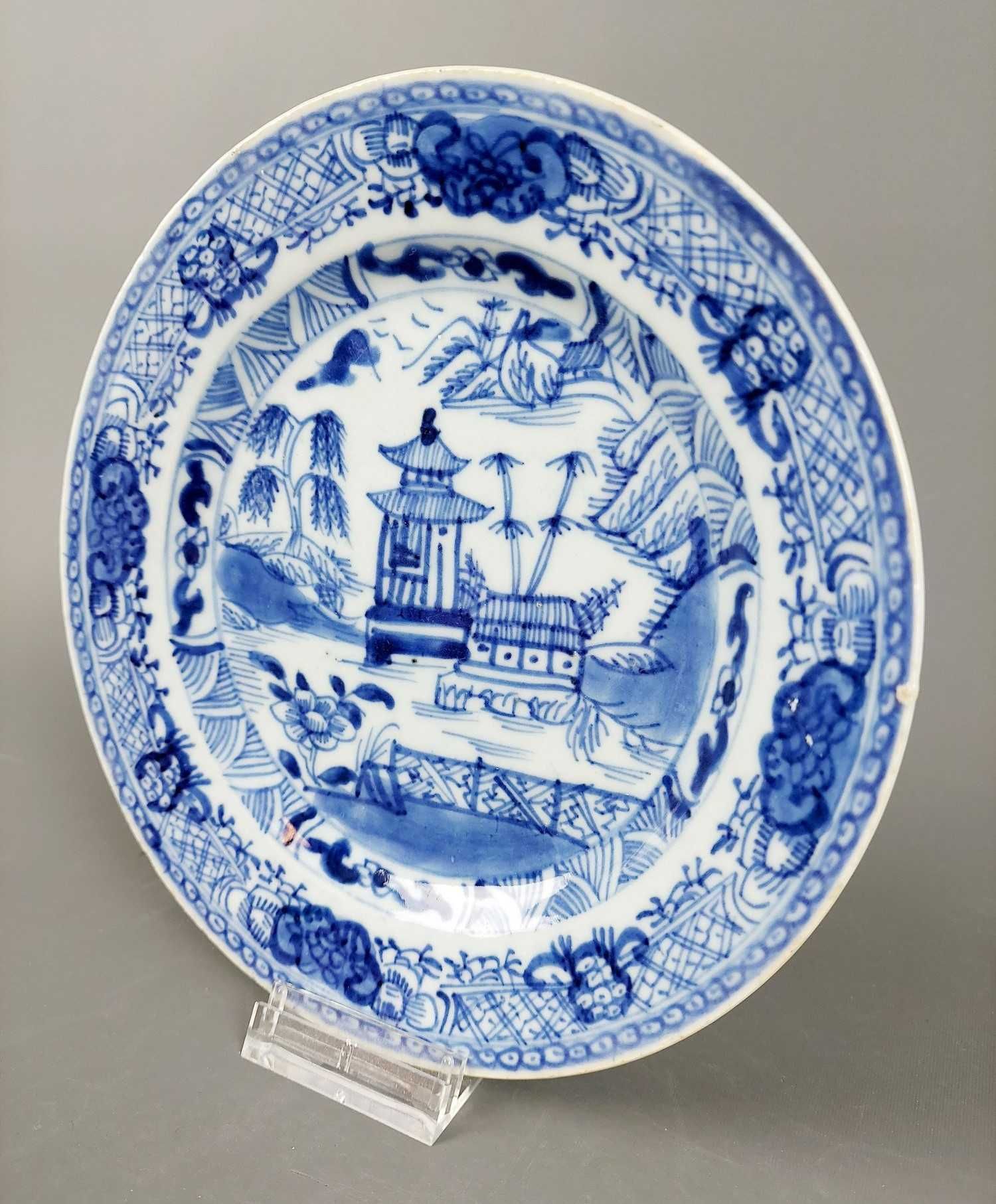 Belo prato de porcelana chinesa azul e branco  Qianlong (1736 a 1795)