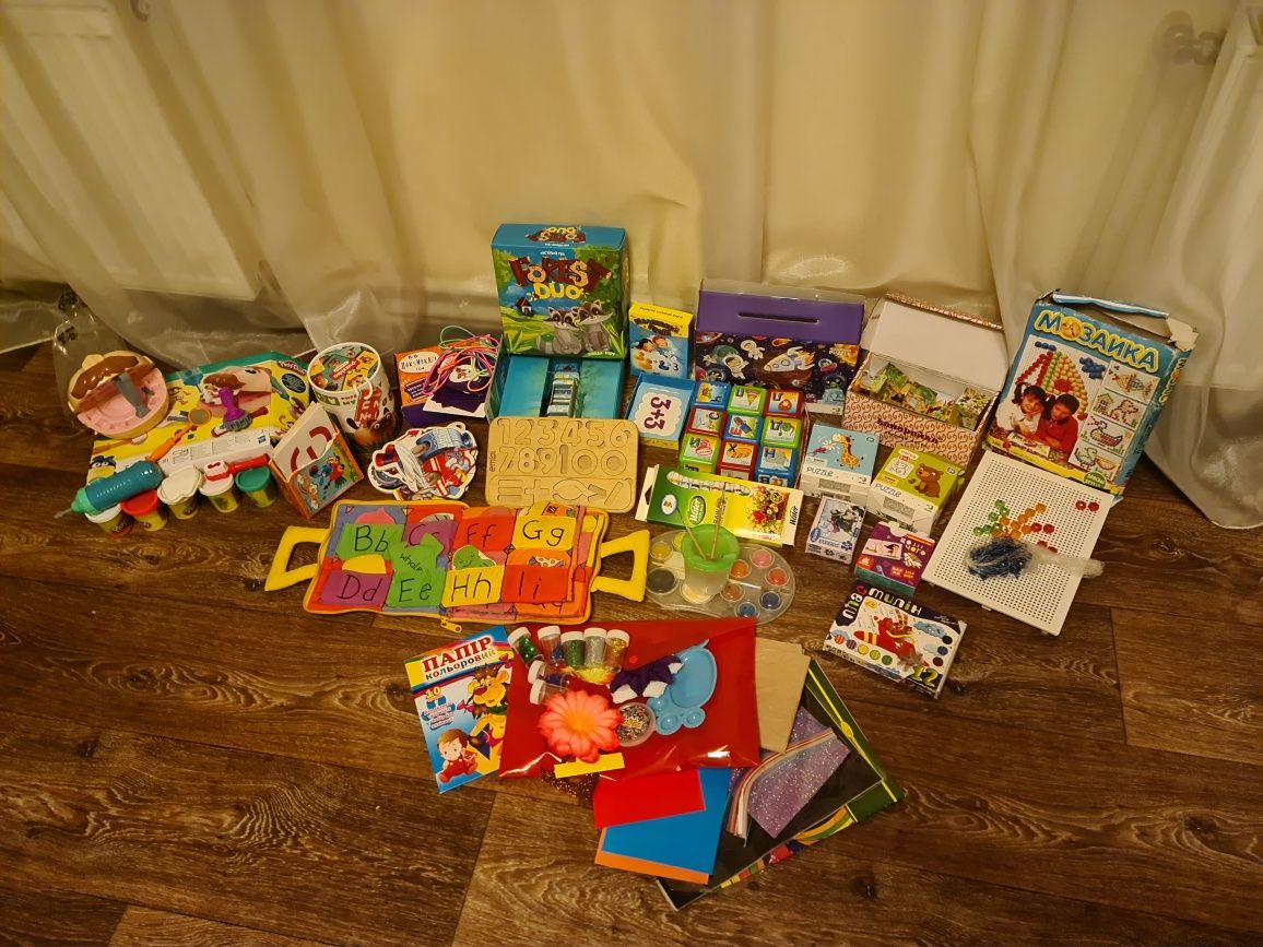 Набор детских игрушек, книжек, развивающих игр