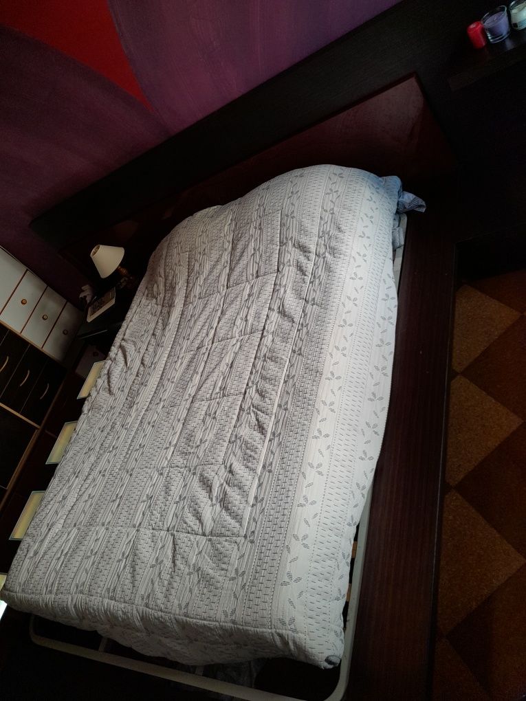 Conjunto de cama em lacado vermelho, com luz branca e negra + cómoda