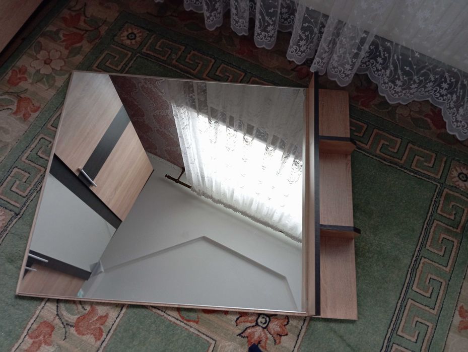 Поличка з дзеркалом