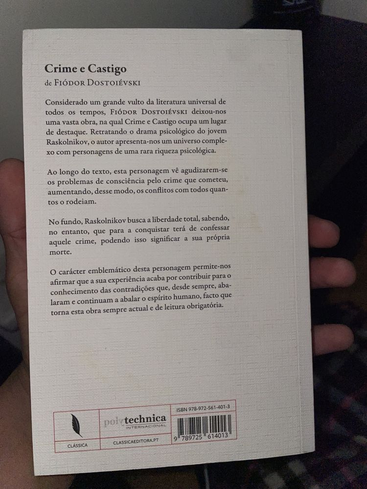 Vendo livro “Crime e Castigo”