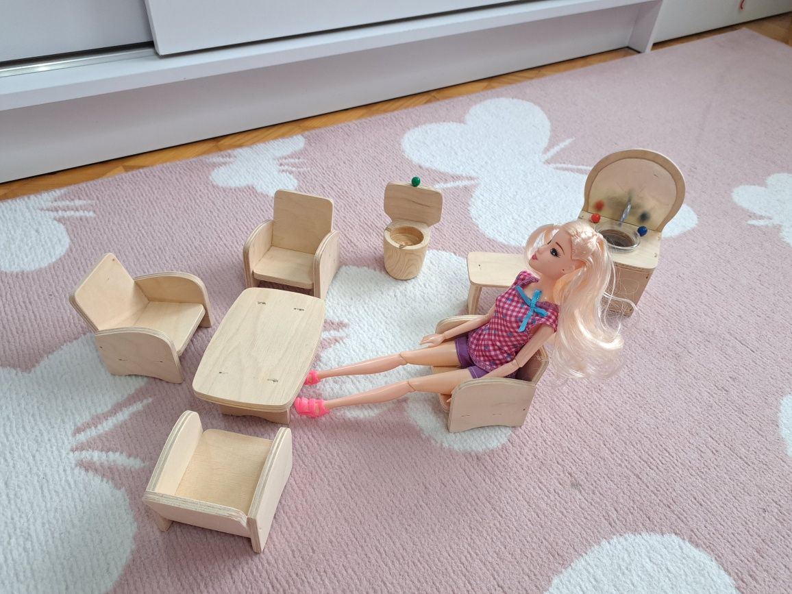 Zestaw dużych ręcznie robionych mebli drewnianych do domku dla lalek