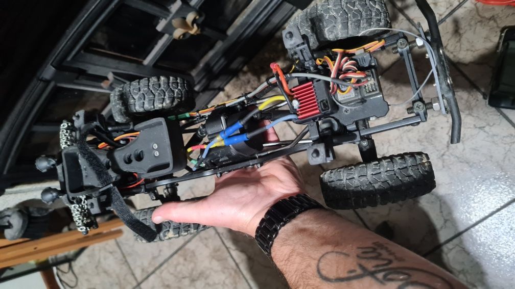 Vendo carro RC Crawler 1:10 RGT Custom
