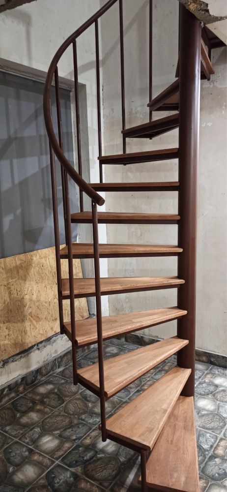 Гвинтові сходи, металеві сходи, ступени дуб/ясен/бук, лестници
