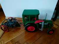 Stara zabawka traktor z przyczepą