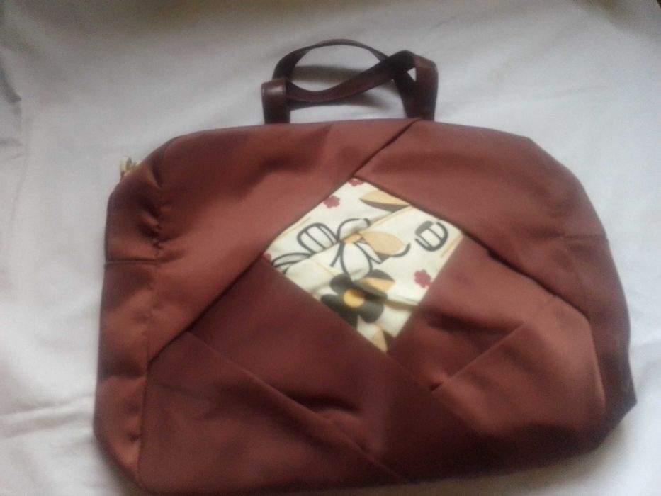 Conjunto de 5 malas de mão, em pele, usadas.