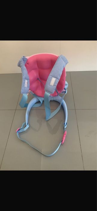 Brinquedo sling para levar bebé a passear ao colo.