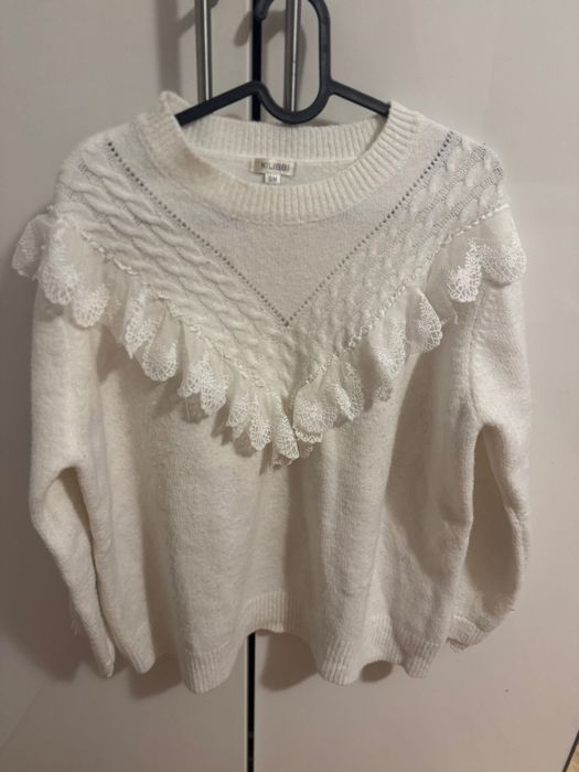 Biały sweter z koronką