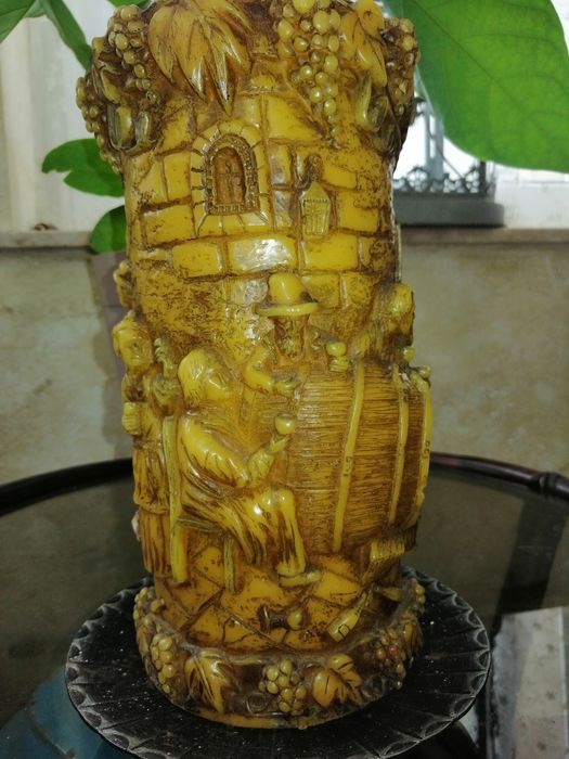 Duża rzeźbiona świeca.