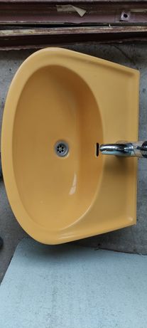 Żółta umywalka używana