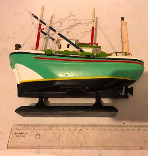 Miniatura de barco de pesca em madeira