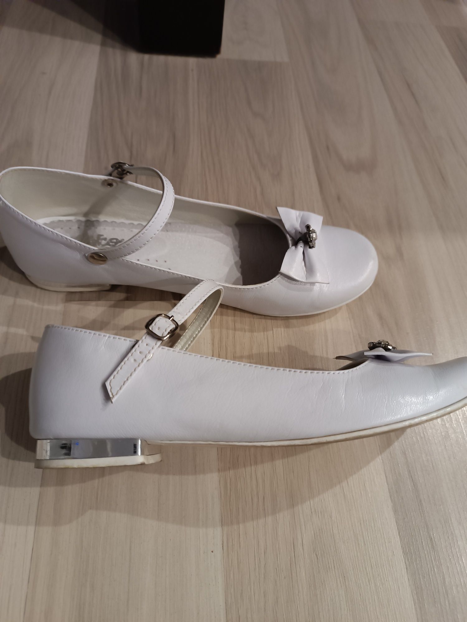 Białe skórzane buty dziewczęcee baleriny pantofelki 37 Miko