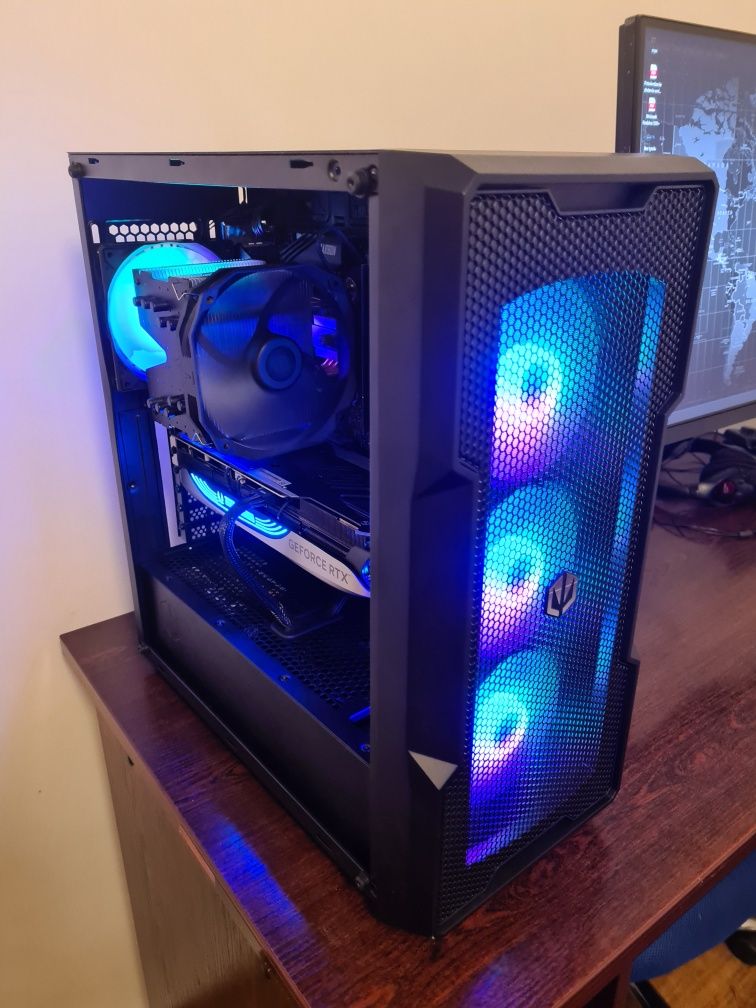 Komputer PC dane na zdjęciuach rtx 4070 ti