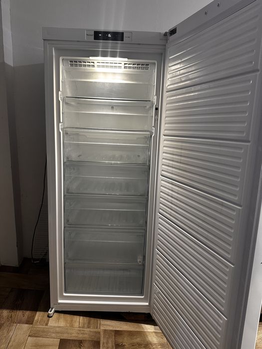 Морозильна камера BAUKNECHT,привезена з Німеччини.