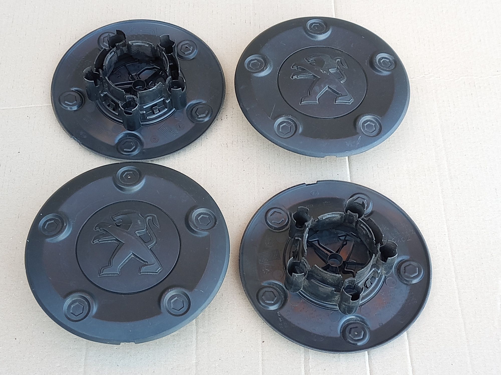 Ковпаки оригінальні чорні на металеві диски R16 Пежо Ріфтер
