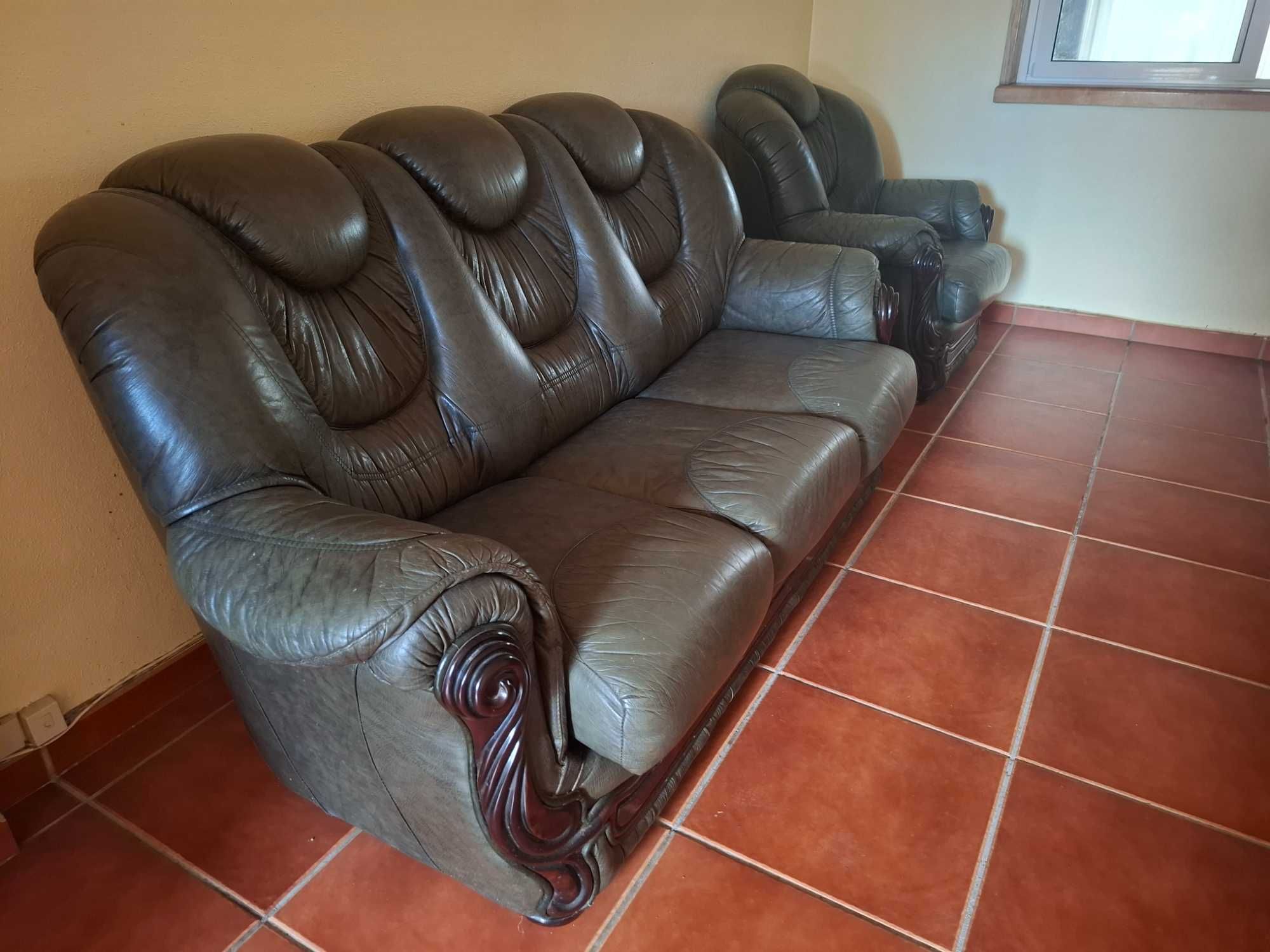 Sofá cama e poltrona em pele verde escuro