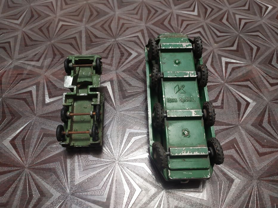 Ракетна машина "Катюша" та бронетранспортер