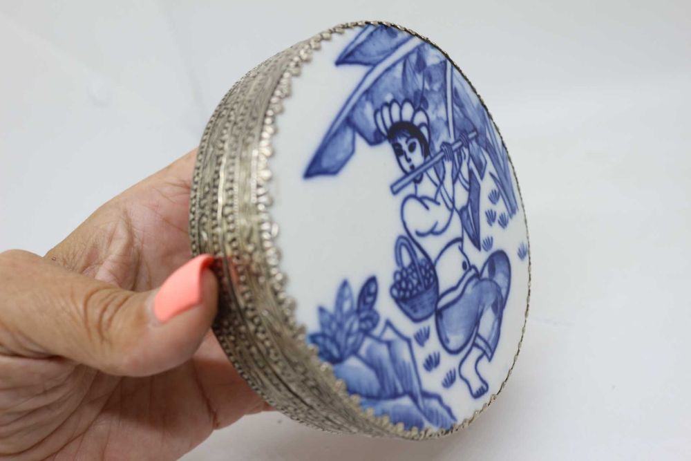 Caixa em Porcelana e Prata Chinesa Azul e Branco Espelho Figura