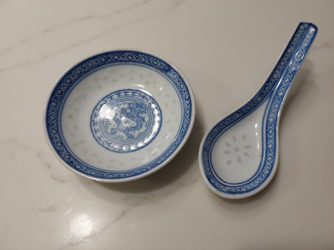 Przepiękna chińska porcelana ryżowa - miseczka i łyżka
Biała porcelan