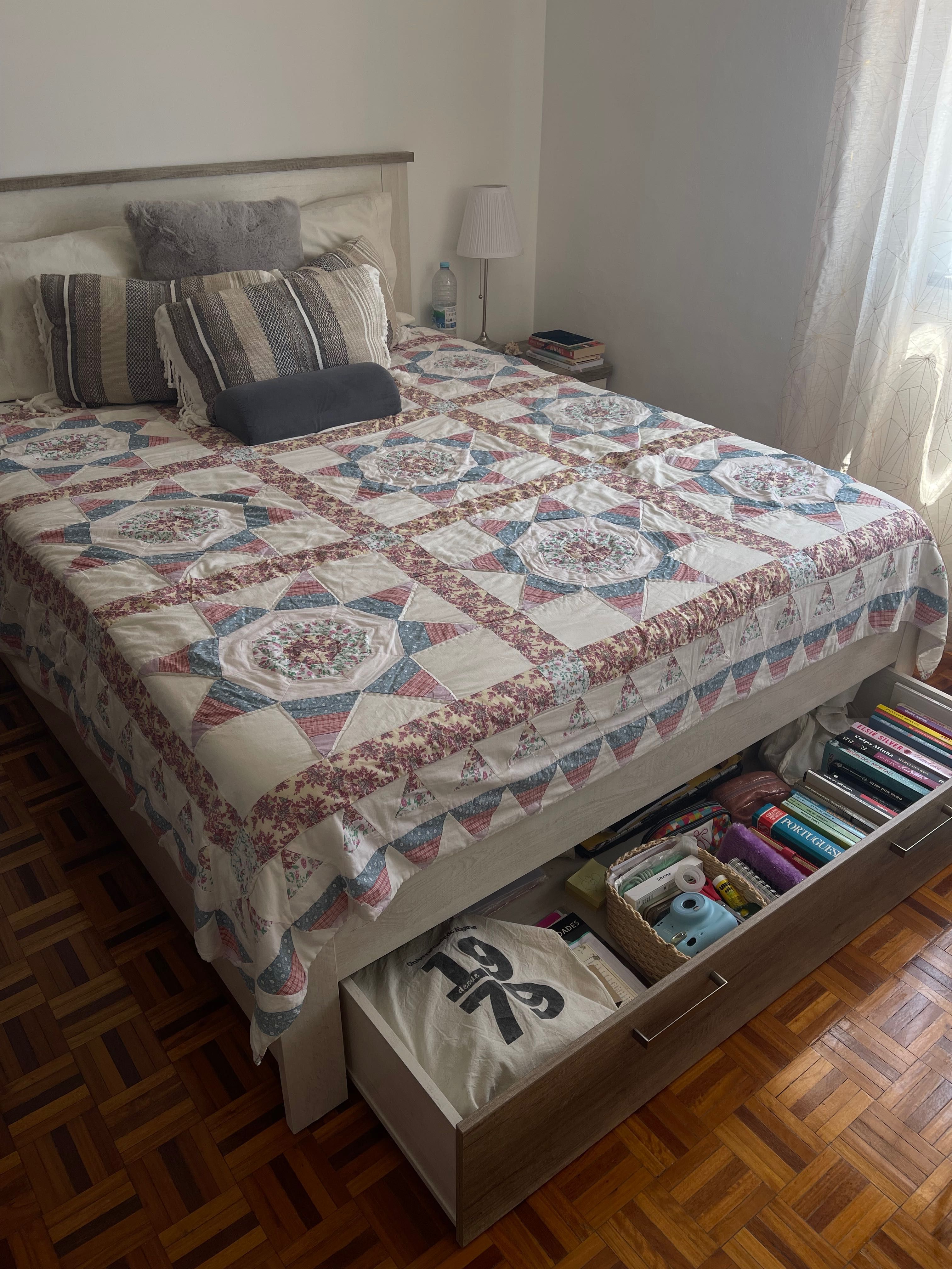 Cama de casal com colchão e 1 mesa de cabeceira