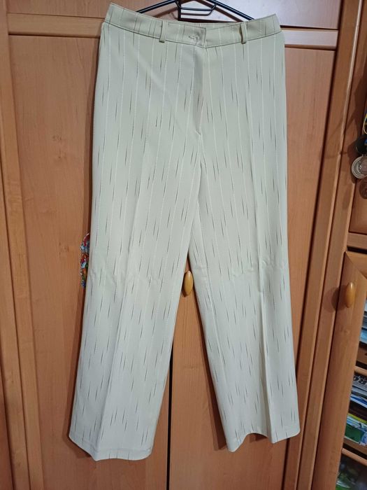 Віддам речі: штани, светрик, шапки