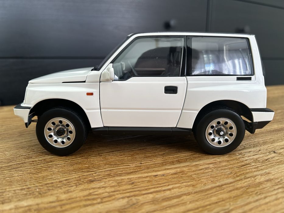 Suzuki Vitara 1:18 White LHD Dorlop jak Norev