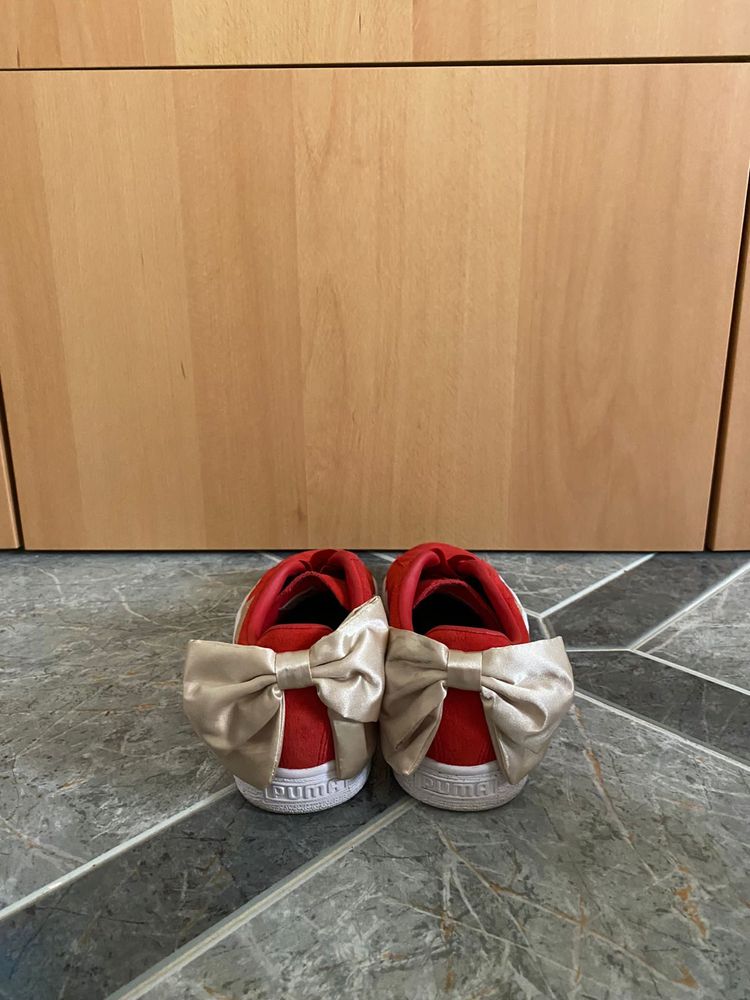 Ténis Puma vermelho e dourado