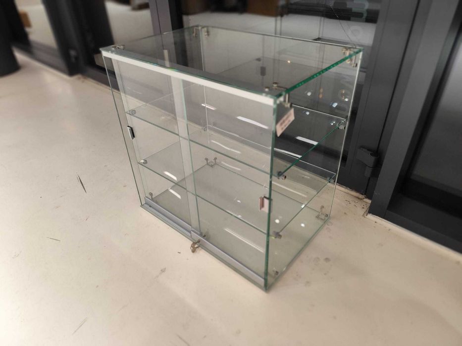 Szklany ekspozytor / witryna sklepowa / lada z półkami