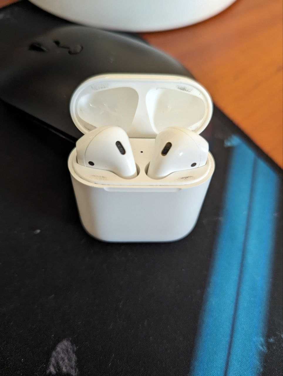 Apple AirPods 2 c беспроводной зарядкой и чехлами