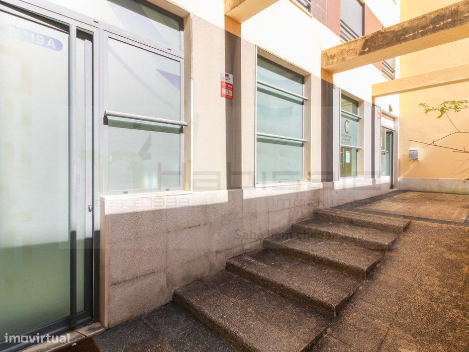 Loja de 50 m2, na Quinta do Conventinho, Santo António dos Cavaleir...