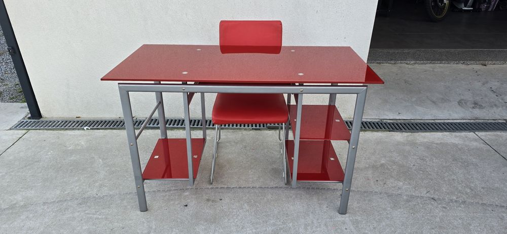 Mesa de escritório em vidro vermelho
