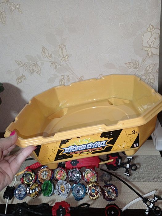 Колекція іграшок Бейблейд (Beyblade) та пускових пристроїв з ареною